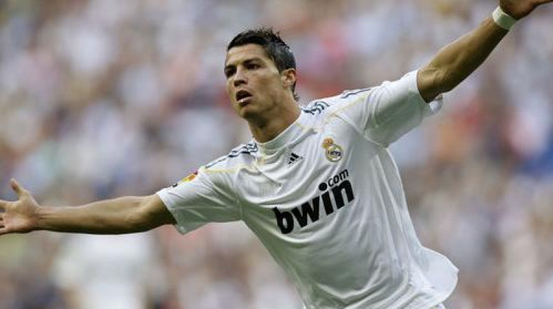 Krištianu Ronaldu ("Real Madrid") atzīmē vārtu guvumu
Foto: AP