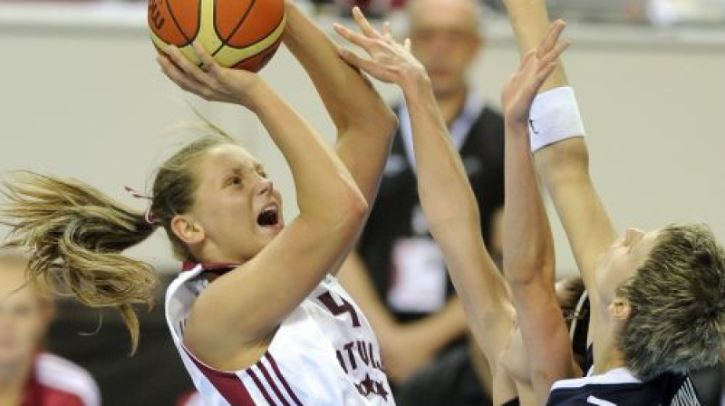 Sabīne Niedola 
Foto: Romāns Kokšarovs, Sporta Avīze, f64