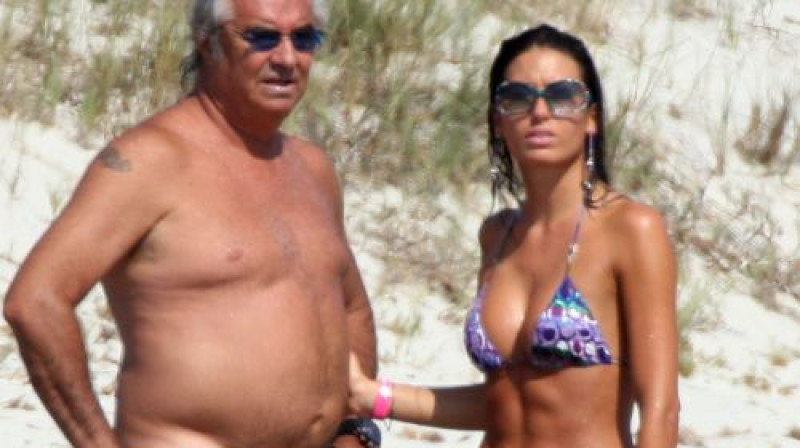 Briatore kopā ar savu sievu tagad atpūšas pludmalē
Foto: Digitale