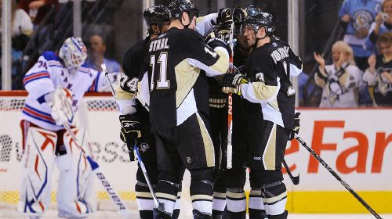 "Penguins'' hokejisti pēc vārtu guvuma
Foto: AFP