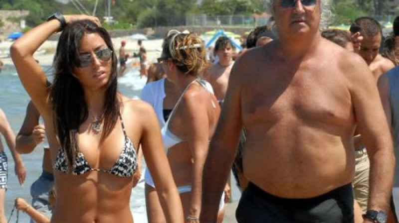 Briatore ar savu sievu turpina baudīt brīvdienas
Foto: www.media.photobucket.com