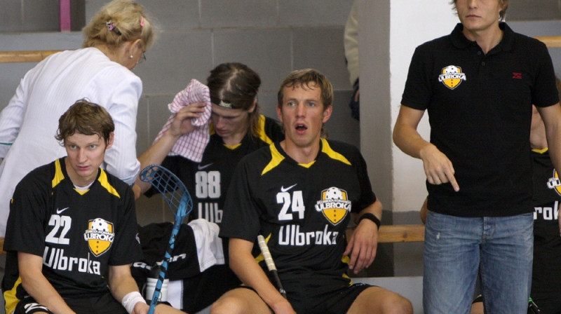 Ainārs Juškēvičs (pirmais no labās) šodien aizvadīja divas spēles - pirmo kā "Ulbrokas" treneris, otro - kā "RTU/Inspecta" uzbrucējs
Foto: Ritvars Raits, Sportacentrs.com