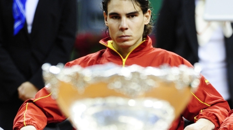 Rafaels Nadals domīgi nolūko Deivisa kausu
Foto: AP/Scanpix