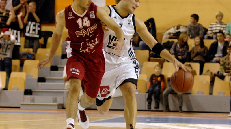 Martinas Mažeika cīņā ar "FMP" komandas baskebolistu Nemanu Pretiču
Foto: Romāns Kokšarovs, Sporta Avīze, f64.