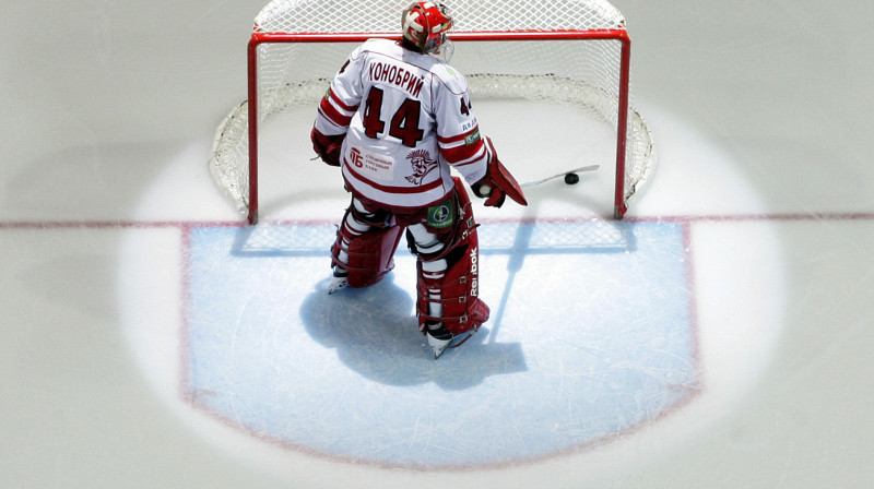 Pēc sezonas Rīgas "Dinamo" vadībai vajadzēs uzsaukt kādu alus mucu komandas galvenajam punktu "donoram" Maskavas "Spartak" komandai (3 spēles - 9 punkti).
Foto: Romāns Kokšarovs, Sporta...