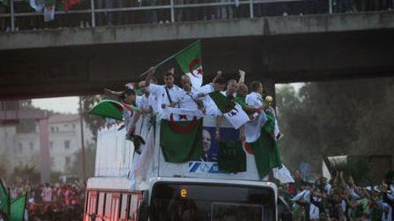 Alžīrijas izlases spēlētāji pēc iekļūšanas PK finālturnīrā - tautas varoņi
Foto: AFP/Scanpix