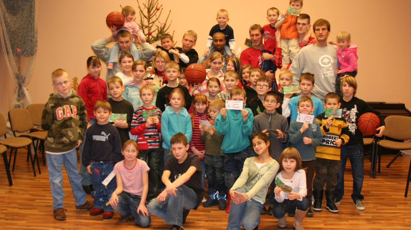"Valmieras" basketbolisti kopā ar bērniem
Foto: bkvalmiera.lv