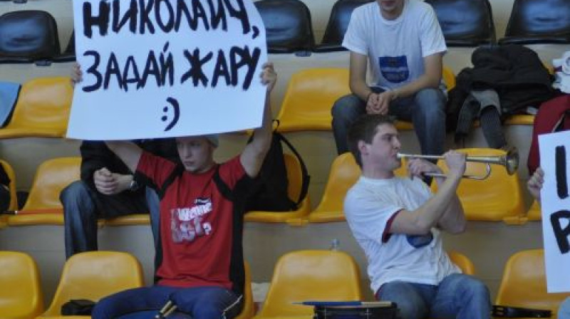 Kāds Daugavpils līdzjutējs jau novērtējis Nikolaja
Romaņenko lielo nozīmi komandas panākumos
Foto: Aivars Račko, Sportacentrs.com