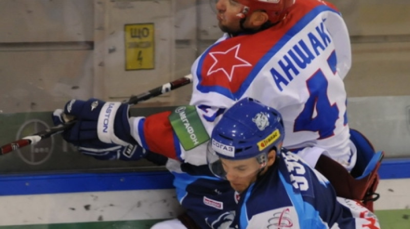 Duvijs Vestkots izpilda spēka paņēmienu pret Sergeju Anšakovu
Foto: www.hcdinamo.by