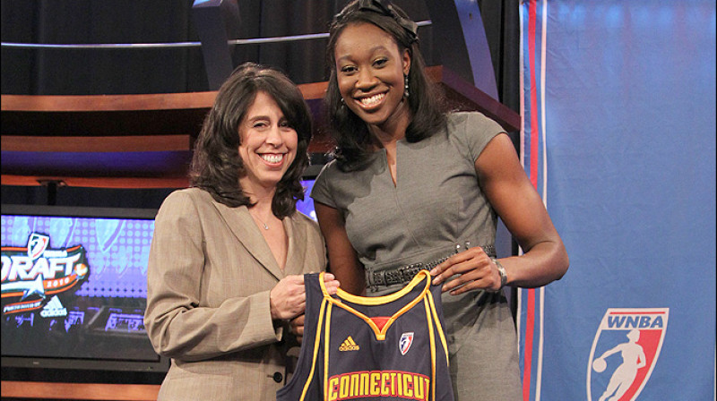 WNBA prezidente Donna Orender un Tina Charles
Foto: WNBA.com