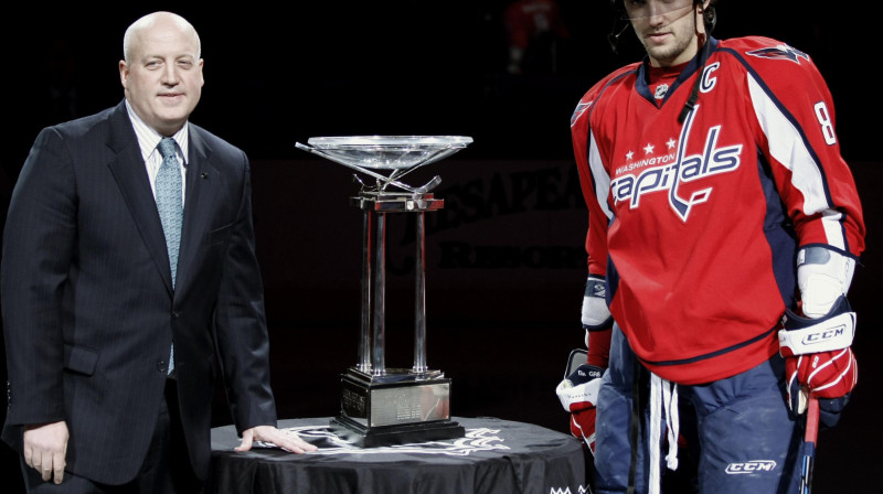 NHL komisāra vietnieks Bils Deilijs un "Capitals" kapteinis Aleksandrs Ovečkins pie Prezidenta kausa.
Foto: AP/"Scanpix"