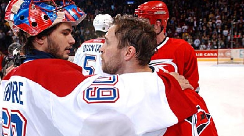 2002. gadā Artūrs Irbe ar "Hurricanes" "play-off" tika galā ar Žozē Teodoru un "Canadiens". Tagad Irbe māca Semjonam Varlamovam, kā izkonkurēt Teodoru
FOTO: "washingtonpost.com"