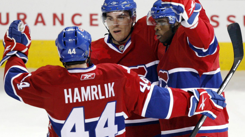 P. K. Sabēnam (pa labi) "play-off" debijas spēle "Canadiens" rindās beidzās ar rezultatīvu piespēli un, galvenais, vitāli svarīgu kluba uzvaru
FOTO: AP/"Scanpix"