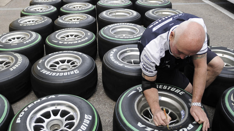 Ļoti iespējams, ka "Bridgestone" riepu piegādātāji piekritīs turpināt sadarbību ar F1 arī nākamsezon
FOTO: AP/"Scanpix"