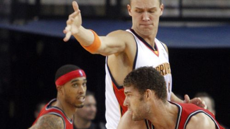 Ja nebūtu Marčuļoņa sakaru un draugu, Andrim būtu grūtāk dabūt NBA trekno kumosu... 

Foto: AP/Scanpix