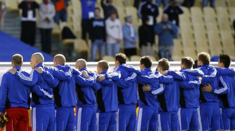 Slovākijas izlases futbolisti un fonā - pustukšas tribīnes.
Foto: AP/Scanpix