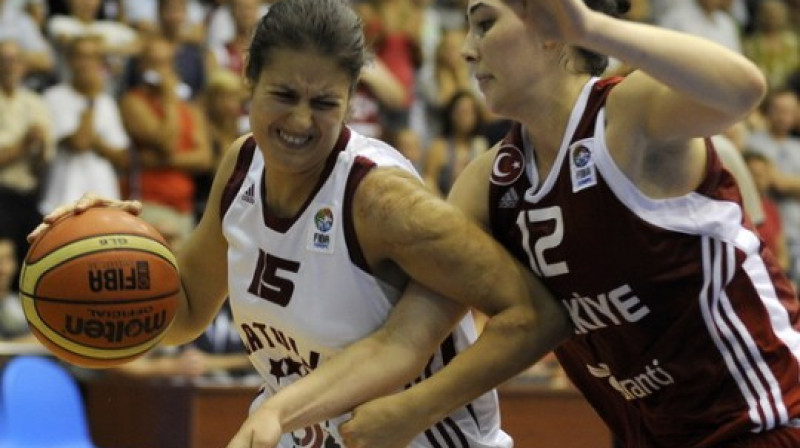 Latvijas kapteine Ieva Krastiņa
Foto: Romāns Kokšarovs, "Sporta Avīze", FIBA Europe, f64