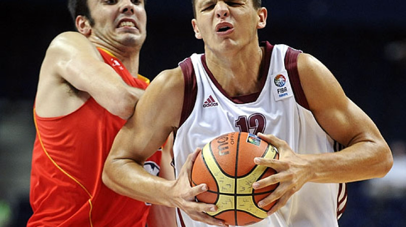 Viens no U19 izlases līderiem Edmunds Dukulis (ar bumbu) dodas talkā arī U20 izlasei.
Foto: www.fibaeurope.com