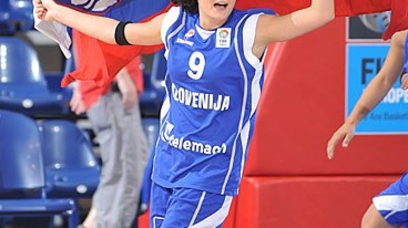 Nika Bariča ar Slovēnijas karogu
Foto: Viktor Rebay, fibaeurope.com