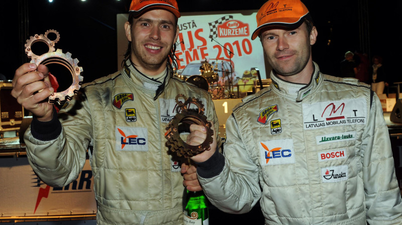 2010. gada Latvijas rallija čempioni Andis Neikšāns un Pēteris Dzirkals 
Foto: Zigismunds Zālmanis (Nikon)