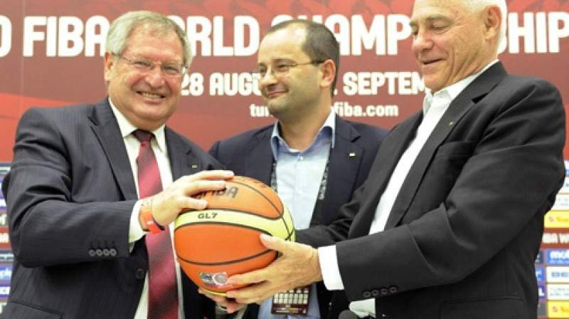 Roberts Elfinstons (Austrālija, no labās) 6. septembra vakarā nodod bumbu Ivanam Mainīni (Francija). Centrā FIBA Ģenerālsekretārs Patriks Baumans (Šveice)
Foto: fiba.com