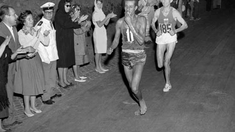 Abebe Bikila maratonskrējiena vadībā Romas olimpiskajās spēlēs.