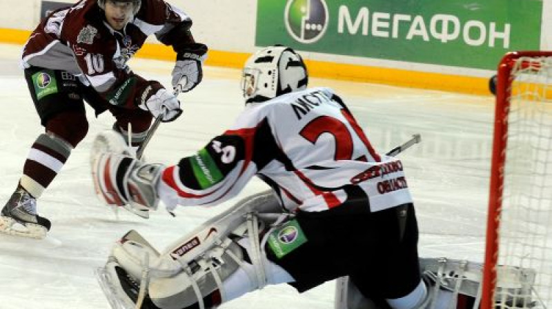 Ripa vairākas reizes atsitās pret viesu vārtu konstrukciju. Arī pēc Laura Dārziņa metiena
Foto: Romāns Kokšarovs, Sporta Avīze, f64