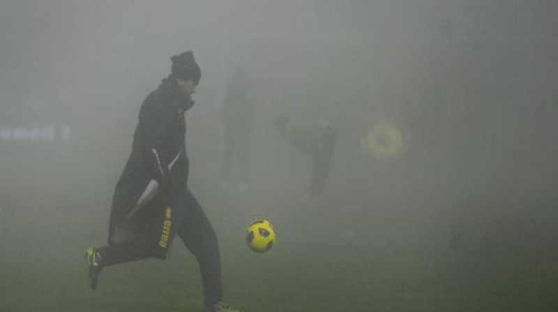 Šādā miglā pirms spēles iesildījās ''Parma'' futbolists Ernans Dellafiore
Foto: AP/Scanpix