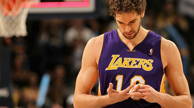 Po Gasola lieliskā spēle pie groziem "Lakers" tomēr nepalīdzēja izbēgt no sezonas pirmā zaudējuma.
Foto: AFP