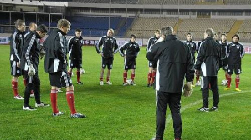 Latvijas izlases futbolisti pirms kaujas ar Ķīnas izlasi
Foto: www.lff.lv