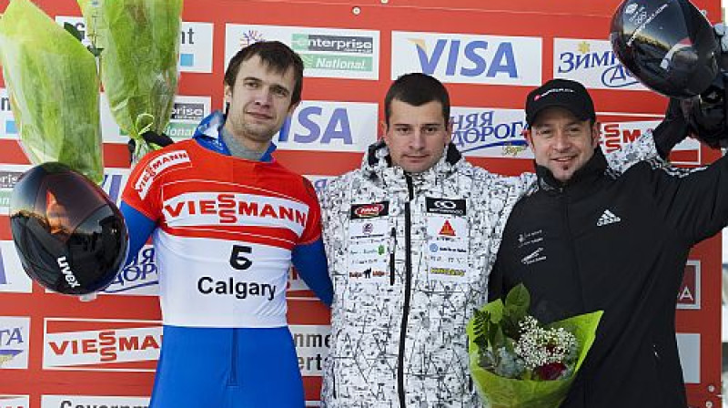 Martins Dukurs (centrā) pēc uzvaras PK posmā Kalgari
Foto: Reuters/Scanpix