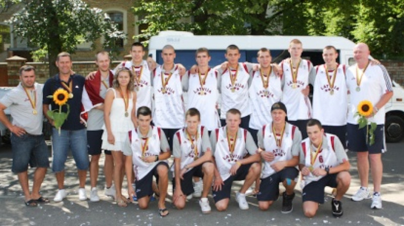 Latvijas U-18 izlase atgriezās Rīgā ar Eiropas čempionāta bronzas medaļām. Foto: Reinis Oliņš, Apollo.lv