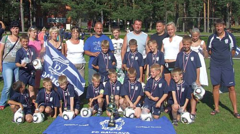 Zēnu futbola festivāla laureāti kopā ar saviem vecākiem
Foto: Daugavpils Sporta pārvalde