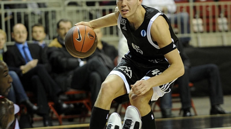 Dairis Bertāns VEF Rīga galvenajam trenerim Ramūnam Butautam parādīja, ka divos gados meistarībā nav stāvējis uz vietas.
Foto: Romāns Kokšarovs, Sporta Avīze, f64