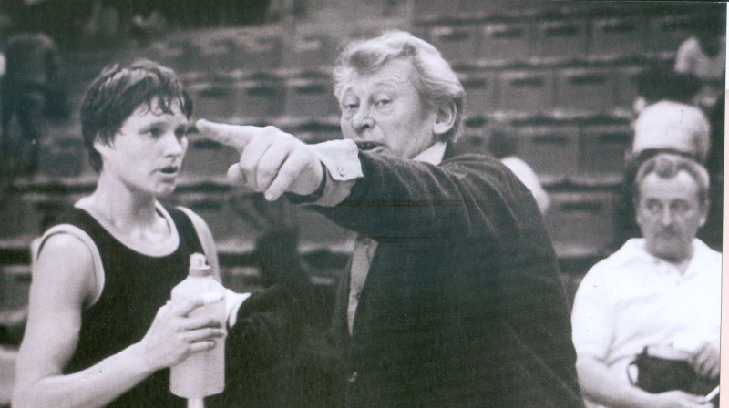 Raimonds Karnītis un viena no TTT līderēm septiņdesmitajos gados Maija Saleniece. Foto: Zigurds Mežavilks (no grāmatas Zelta meitenes TTT)