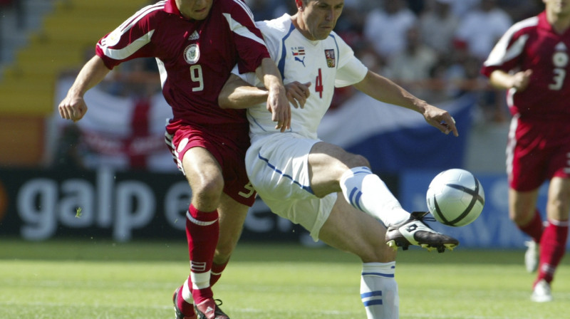 Latvijas Futbola federācija neatklāj, cik prēmijās samaksāja 2004. gada Eiropas čempionāta varoņiem ar uzbrucēju Māri Verpakovski (pa kreisi) priekšgalā. Foto: Romāns Kokšarovs, "SA"