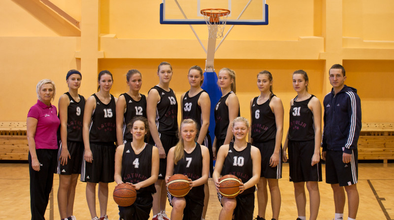 Latvijas U16 izlase pirms starta Tallinā. Foto: Ēriks Biters
