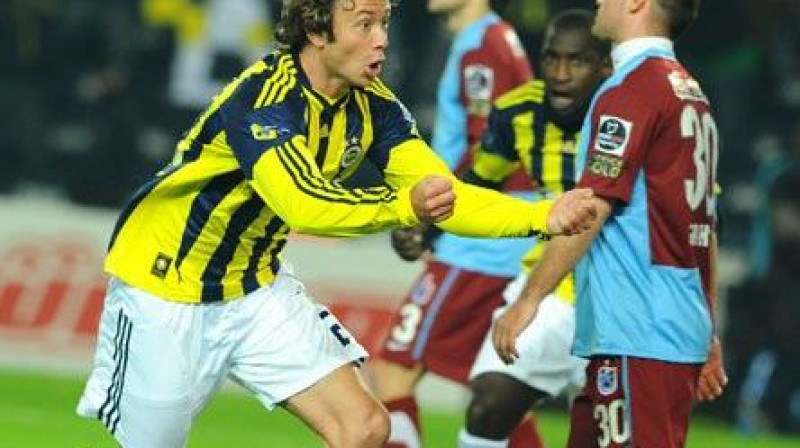 ''Fenerbahce'' aizsargs Djēgo Lugano nule kā guvis vārtus, atzīmēt steidz arī Mamadū Niangs (vidū)
Foto: fenerbahce.org