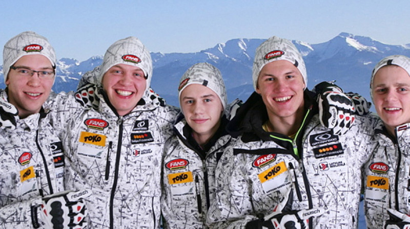 Latvijas izlases kalnu slēpotāji jaunajos tērpos. Foto:Infoski.lv