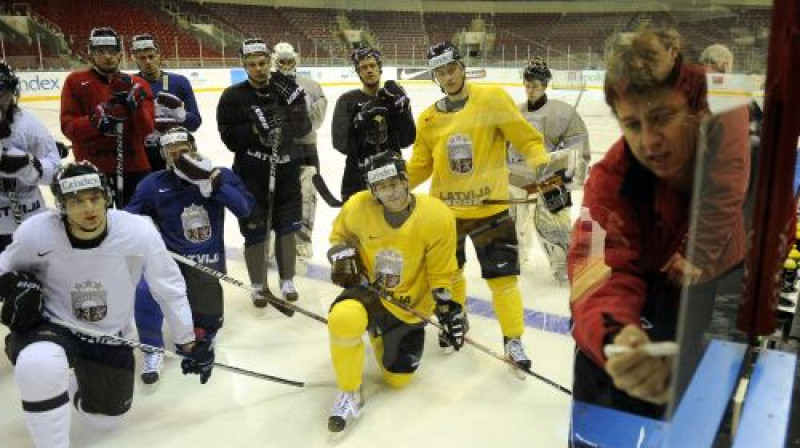 Harijs Vītoliņš un izlases kandidāti treniņā pirms spēles pret Somiju
Foto: Romāns Kokšarovs, Sporta Avīze, f64