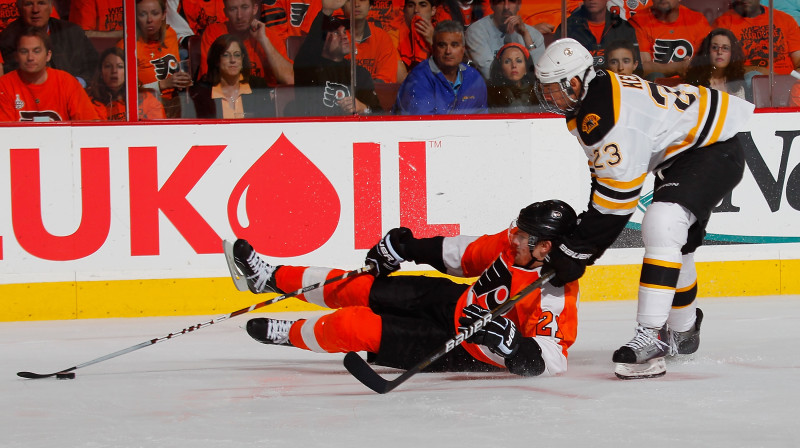 Džeims van Rīmdaiks uz ledus mačā pret "Bruins"
Foto: AFP/Scanpix