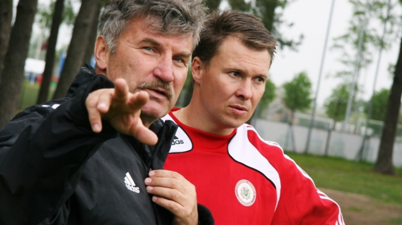 Priekšplanā - Latvijas U-17 izlases galvenais treneris Vladimirs Beļajevs
Foto: lff.lv
