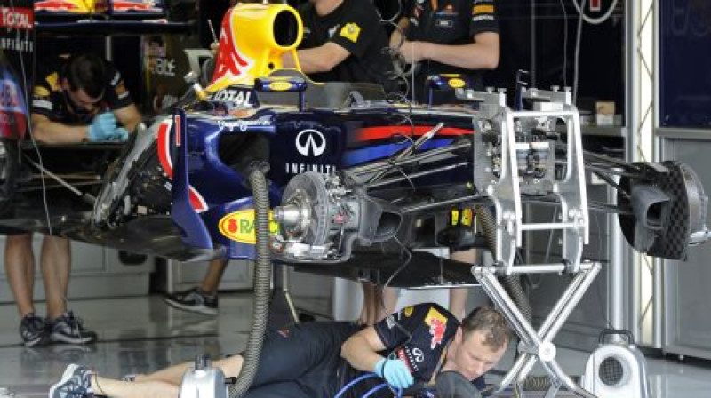 "Red Bull" mehāniķi un komandas vadība atradīs veidu, kā saglabāt formulas līdzšinējo ātrumu
Foto: AFP/Scanpix