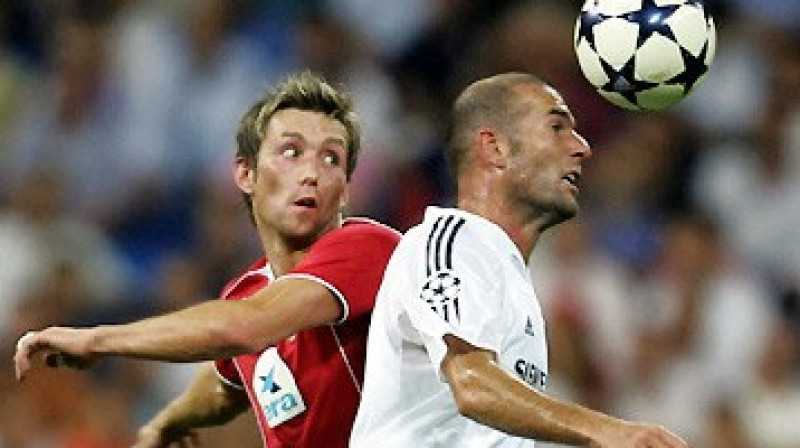 Zinedins Zidāns pret tā laika "Wisla" futbolistu Baščinski 2004. gadā
Foto: wldcup.com