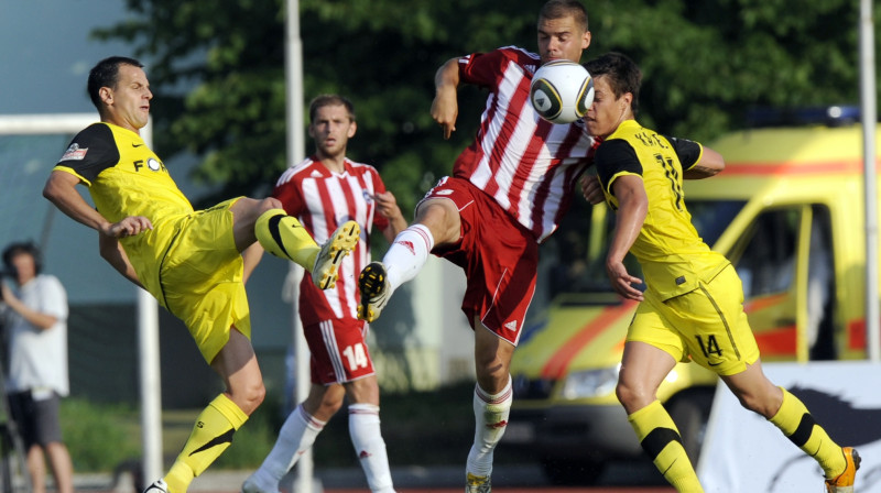 "Liepājas metalurgam" pērn vietu Eiropā ierādīja meistarīgākie Prāgas "Sparta" futbolisti. Divu spēļu summā zaudējums 0:5.
Foto: Romāns Kokšarovs, "Sporta Avīze"