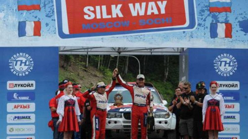 Kšištofa Holovčica ekipāža uz goda pjedestāla augstākā pakāpiena
Foto: www.silkwayrally.com