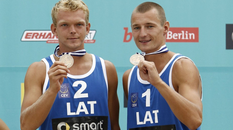 Mārtiņš Pļaviņš un Jānis Šmēdiņš ar Eiropas 2010. gada čempionāta bronzas godalgām
Foto: cev.lu
