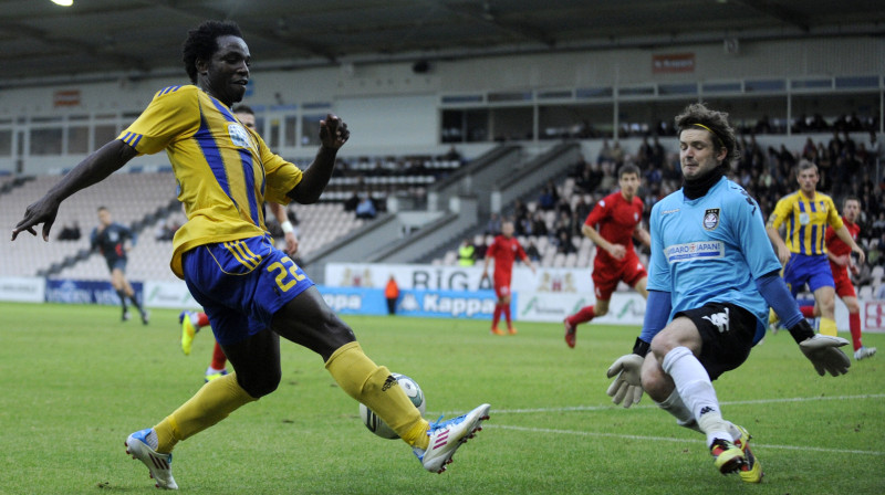 Uzbrucējs Ahmeds Abdultaofiks (pa kreisi) un FK "Ventspils" šobrīd virslīgas zeltam ir vistuvāk, bet vai tiešām to izcīnīs? Foto: Romāns Kokšarovs, "Sporta Avīze".