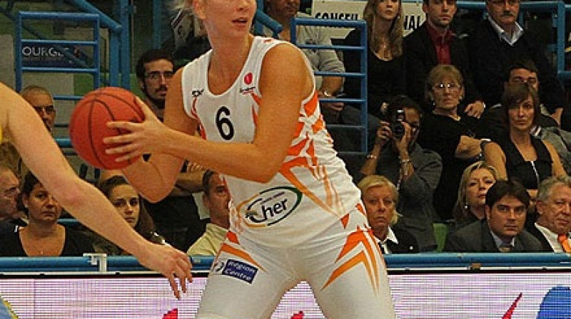 Ieva Kubliņa kļuvusi par vienu no Francijas čempionvienības "Bourges" līderēm
Foto: www.fibaeurope.com