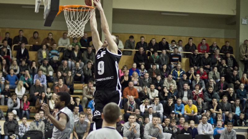 LBL čempionāta spēle VEF Rīga - Valmiera Jēkabpilī pulcēja pilnas tribīnes.
Foto: Mikus Kļaviņš, VEF Rīga